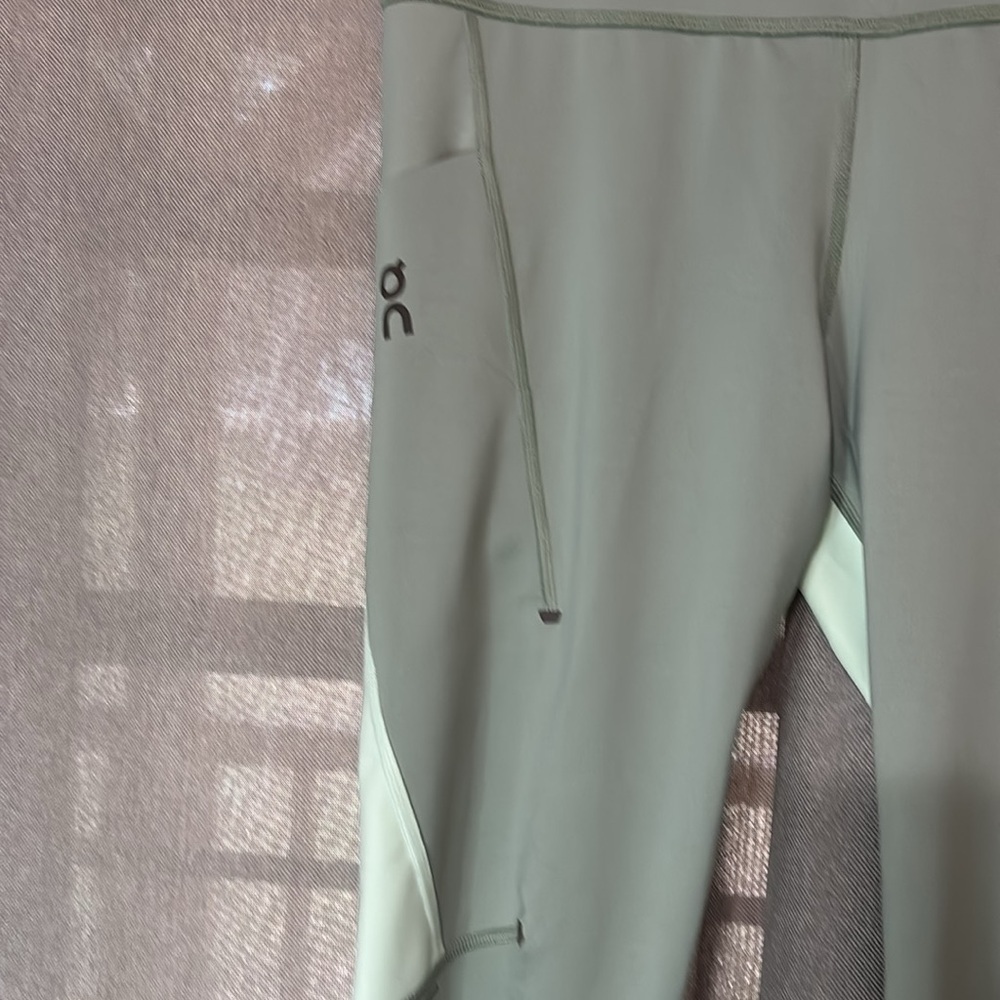 On Cloud women’s Performance Tights 7/8 - Picture 2 of 12